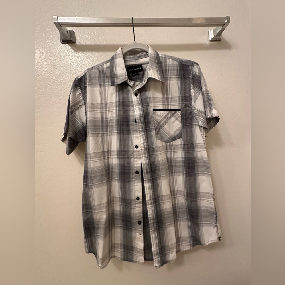 Ocean Curtain Casual Standard Fit Short Sleeve Woven Button Down Shirt
